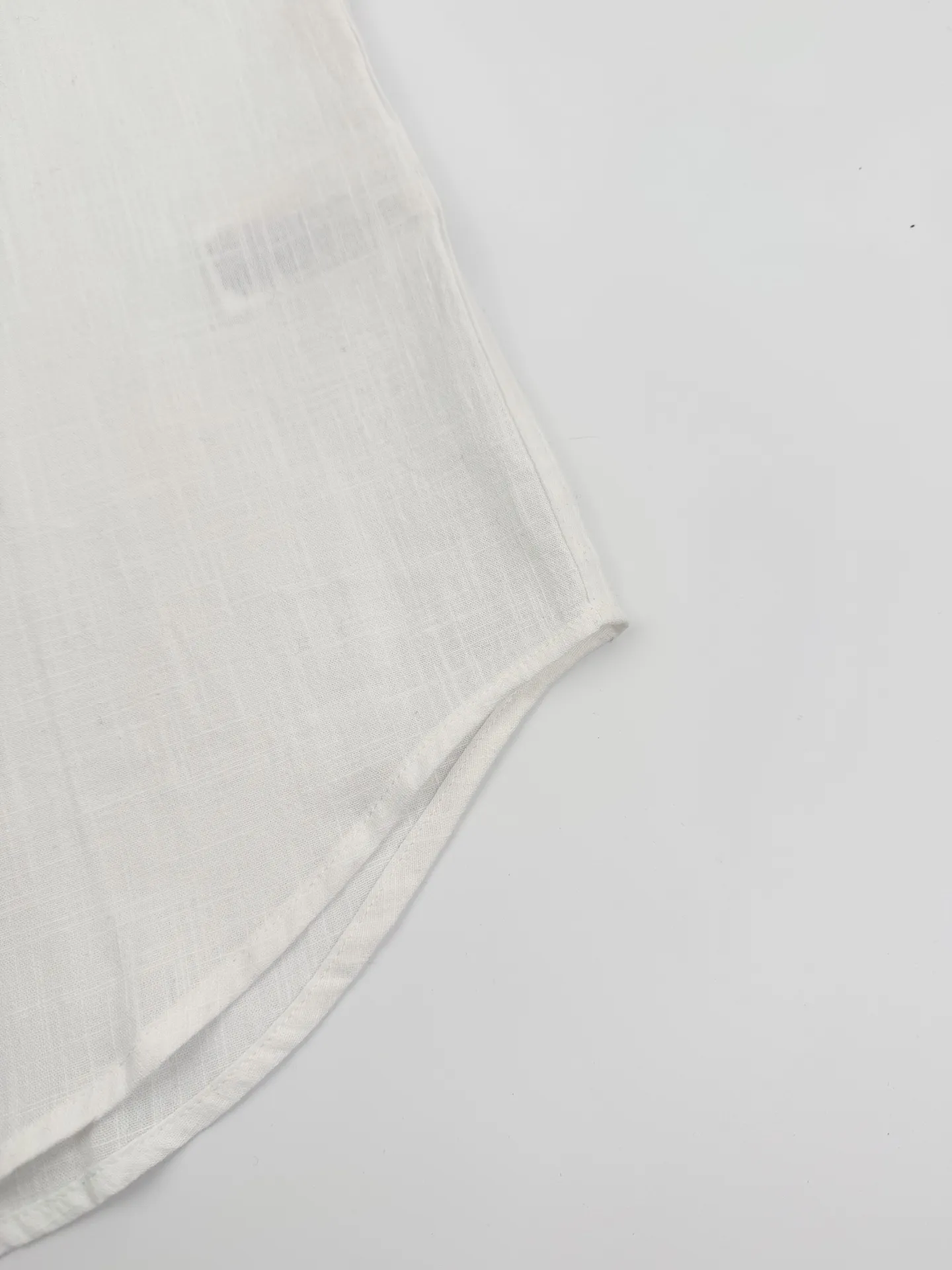 P270 Ralph Lauren logo embroidered short-sleeved shirt. Selected high-quality linen and cotton plain fabric with natural texture and breathability. Tight and smooth, comfortable and close to the skin. Stunning appearance in pure white. Iconic blue pony embroidery is like a smart note jumping on the white canvas. Simple but highly recognizable. The clever design of the outer pleated split back shoulder adds a sense of agility and detachment. The minimalist shape contains the soul of fashion. Process 1: Adopt imported machine embroidery process, use advanced computer control system and precision mechanical components to achieve the iconic pony embroidery operation, with high precision and smooth and delicate lines. Process 2: Use side-turning buried clamp thread process, which is smooth and tidy. Process 3: The fabrics have been washed and have a better hand feel. Not easy to deform, not easy to shrink, not easy to fade, and maintain long-term beauty. Accessories: Customized 1:1 thick plate resin buckle Customized 1:1 Ralph Lauren Trademark Fit: Loose fit Size: S M L XL Style number: CC926
